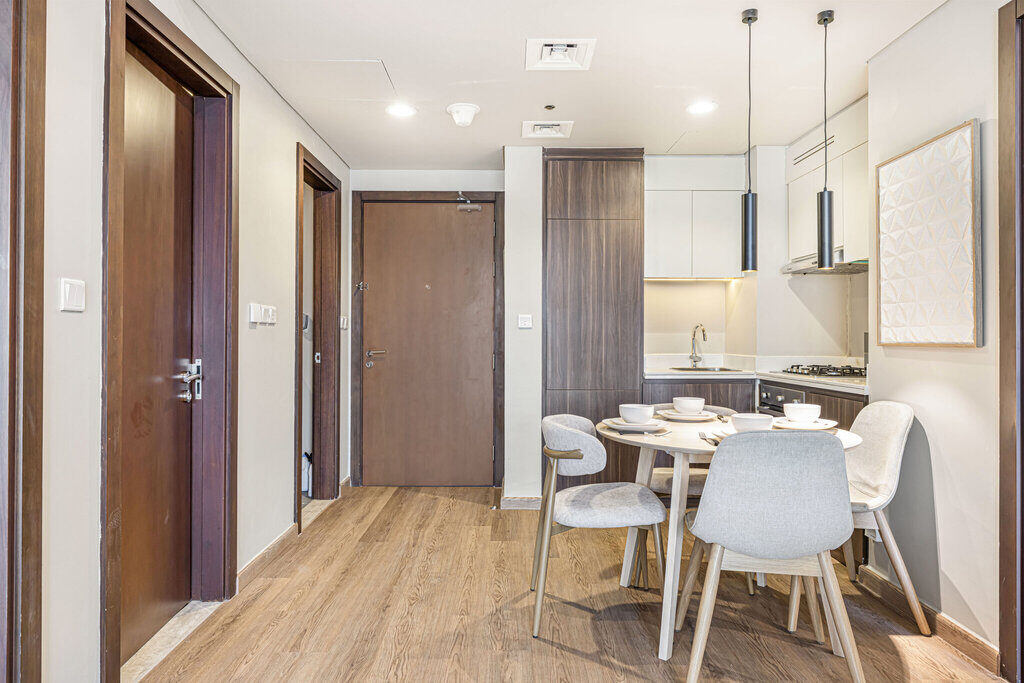 Fully equipped kitchen and dining area